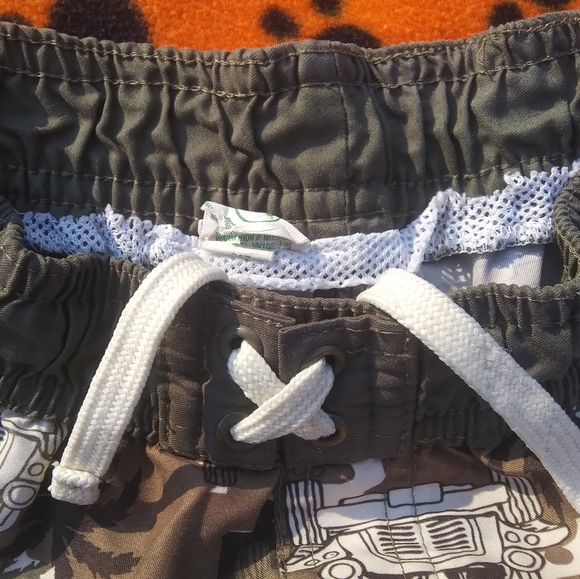 Toddler boy shorts size 2T - Picture 3 of 3